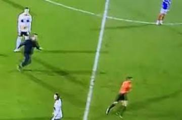 بسبب ركلة جزاء.. مشجع غاضب  يطارد الحكم في الملعب (فيديو)